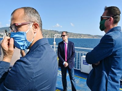 Le juge italien Roberto Di Bella (arrière), accompagné de deux gardes du corps, attend dans le port sicilien de Messine un ferry à destination de Reggio de Calabre, le 7 juillet 2020. - Andreas SOLARO [AFP]