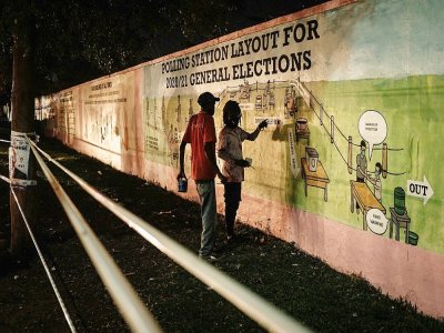 Le processus électoral expliqué sur le mur du siège de la Commission électorale à Kampala - YASUYOSHI CHIBA [AFP]