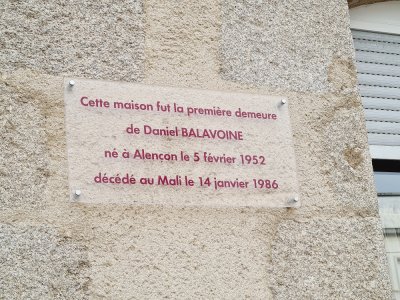 Une plaque est sur la façade de la maison natale de Daniel Balavoine à Alençon.
