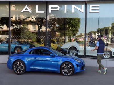 Une Renault Alpine devant un concessionnaire à Boulogne Billancourt, le 29 mai 2020. La marque Alpine, aura pour objectif d'être rentable en 2025 - Eric PIERMONT [AFP/Archives]