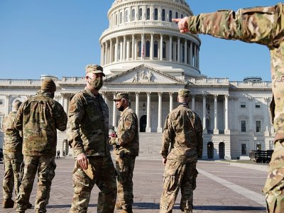 Des membres de la Garde nationale patrouillent devant le Capitole, siège du Congrès des Etats-Unis à Washington, le 12 janvier 2021 - SAUL LOEB [AFP/Archives]