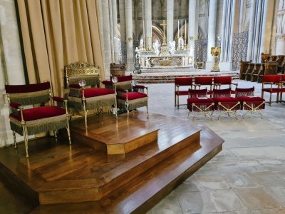 La cathèdre est ce fauteuil où siège Monseigneur Le Boulc'h, évêque du diocèse de Coutances et Avranches.