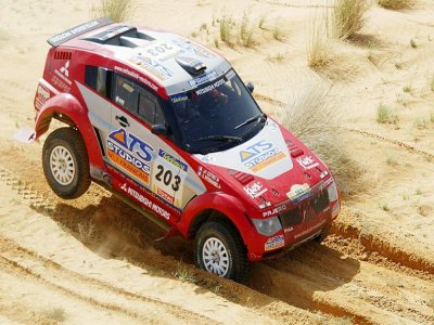 Le pilote français Stéphane Peterhansel, au volant de sa Mitsubishi, lors de la 15e étape du Rallye Dakar, le 17 janvier 2004 entre Tidjika et Nouakchott (Mauritanie) - PHILIPPE DESMAZES [AFP/Archives]