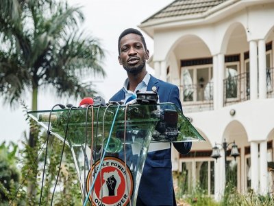Le musicien devenu député et candidat à la présidentelle en Ouganda Robert Kyagulanyi, alias Bobi Wine, donne une conférence de presse à son domicile au lendemain du scrutin, le 15 janvier 2021 à Magere, près de Kampala - Sumy SADRUNI [AFP]