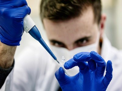 Un chercheur dans un laboratoire à l'hôpital de la Croix-Rousse à Lyon, étudie les variations du virus, le 14 janvier 2021 - JEFF PACHOUD [AFP]