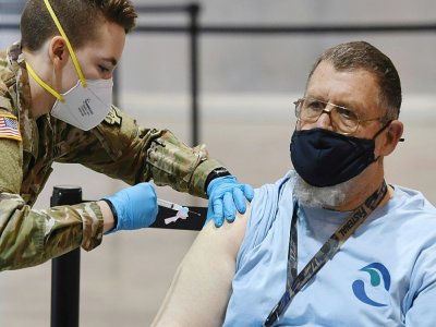 Un homme reçoit une dose de vaccin contre le Covid-19 à Las Vegas, dans le Nevada, le 14 janvier 2021 - Ethan Miller [GETTY IMAGES NORTH AMERICA/AFP]