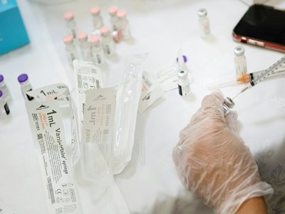 Un pharmacien prépare une dose du vaccin de Pfizer/BioNTech contre le Covid-19 - Brendan Smialowski [AFP]