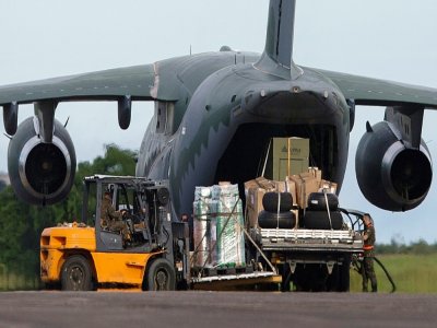 Un avion militaire livre du matériel médical à l'aéroport de Manaus, le 15 janvier 2021 - Michael DANTAS [AFP]