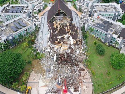 Les bureaux du gouverneur détruit par le séisme sur l'ïle de Célèbes en Indonésie,le 17 janvier 2021 - ADEK BERRY [AFP]