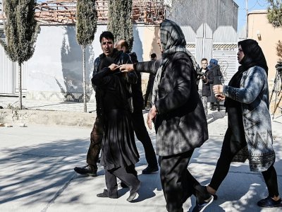 Des proches des victimes arrivent sur les lieux du double assassinat de deux femmes juges à la Cour suprême, à Kaboul le 17 janvier 2021 - WAKIL KOHSAR [AFP]