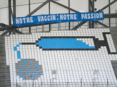 Des sièges du stade Vélodrome de Marseille représentent une seringue déversant du vaccin contre le covid-19, dans les tribune vides du match de foot Marseille-Nîmes le 16 janvier 2021 - Christophe SIMON [AFP]