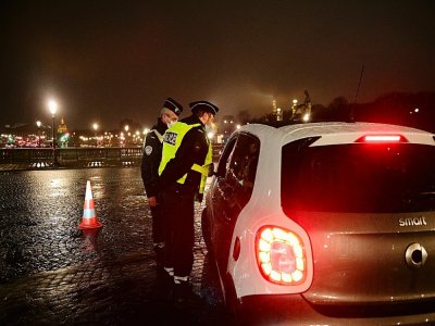 Contrôle de police sur la Place de la Concorde à Paris samedi soir, pendant le couvre-feu élargi à 18H - MARTIN BUREAU [AFP]