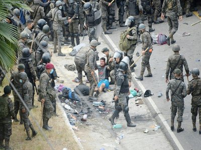 Des soldats guatémaltèques arrêtent un migrant hondurien  à Vado Hondo, au Guatemala, le 17 janvier 2021 - Johan ORDONEZ [AFP]