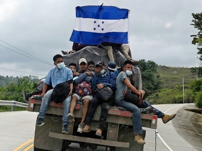 Des migrants honduriens en route vers les Etats-Unis, près de El Florido, Etat de Copan, près de la frontière avec le Guatemala, le 15 janvier 2021 - Orlando SIERRA [AFP]