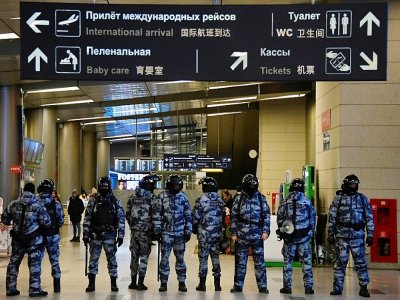 La police anti-émeute russe dans le hall des arrivées de l'aéroport Vnoukovo de Moscou, où était attendu le principal opposant russe Alexeï Navalny, le 17 janvier 2021 - Alexander NEMENOV [AFP]