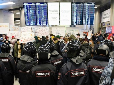 Des policiers font face à des manifestants dans un terminal de l'aéroport Vnoukovo de Moscou, où était attendu le principal opposant russe Alexeï Navalny, le 17 janvier 2021 - Alexander NEMENOV [AFP]