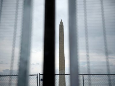 Le monument de Washington, derrière des grillages, le 15 janvier 2021 - Brendan Smialowski [AFP]