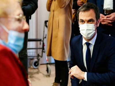 Le ministre de la Santé Olivier Véran en visite dans un Ehpad à Troyes le 15 janvier 2021) - FRANCOIS NASCIMBENI [AFP]