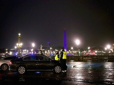 Contrôle de police sur la place de la Concorde à Paris pendant le couvre-feu, le 16 janvier 2021 - MARTIN BUREAU [AFP]