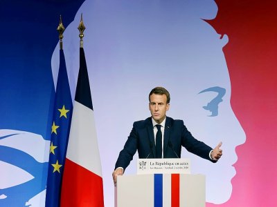 Le président Emmanuel Macron aux Mureaux, le 2 octobre 2020 - Ludovic MARIN [POOL/AFP]
