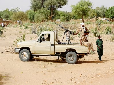 Un convoi des forces de sécurité soudanaises déployé à al-Geneina, capitale du Darfour-Ouest, le 2 avril 2016 - ASHRAF SHAZLY [AFP/Archives]
