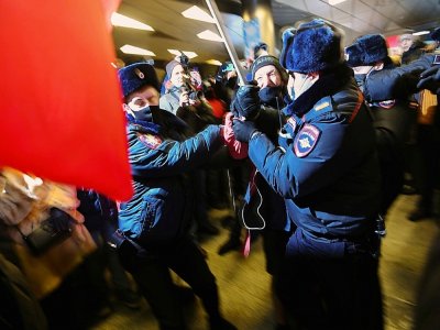 Des officiers arrêtent un partisan de l'opposant russe Alexeï Navalny venu l'attendre à l'aéroport de Vnoukovo à Moscou le 17 janvier 2021 - NATALIA KOLESNIKOVA [AFP]