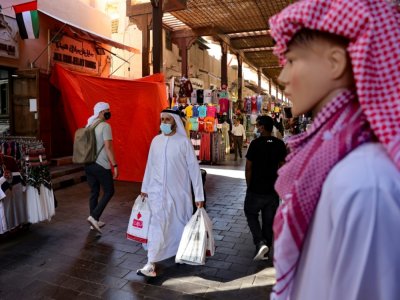 Des Emiratis faisant du shopping au grand marché de Dubaï, aux Emirats arabes unis, le 6 janvier 2021 - Karim SAHIB [AFP]