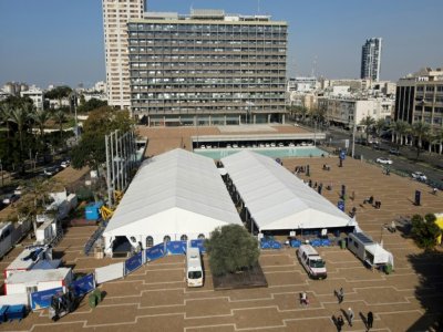 Un centre de vaccination installé au centre de Tel Aviv face à la mairie, le 31 décembre 2020 - JACK GUEZ [AFP]