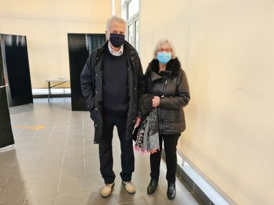 Claude et Maryse, 79 ans, ont été les premiers à se faire vacciner contre la Covid-19 lors du premier jour de la campagne nationale, ce lundi 18 janvier à Cherbourg-en-Cotentin.  - Marthe Rousseau