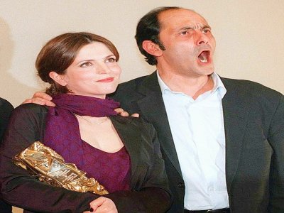 Agnès Jaoui et Jean-Pierre Bacri reçoivent le César du meilleur scénairo pour le film "Un air de famille", le 8 février 1997 lors de la cérémonie des Césars à Paris - JACQUES DEMARTHON [AFP/Archives]