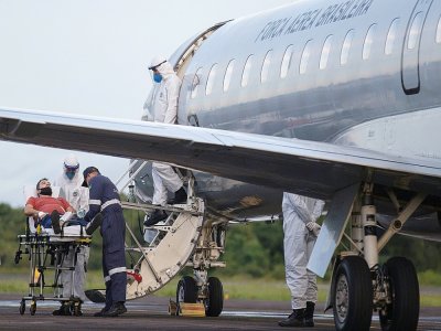 Un patient atteint par le coronavirus évacué d'urgence en avion à l'aéroport Ponta Pelada de Manaus, capitale de l'Etat brésilien d'Amazonas, le 15 janvier 2021 - Michael DANTAS [AFP]