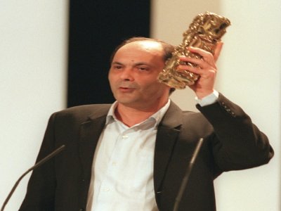 Jean-Pierre Bacri reçoit un César pour le film "On connaît la chanson", le 28 février 1998 à Paris - Jack GUEZ [AFP/Archives]