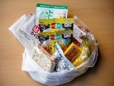 Un colis alimentaire distribué par l'ONG Moyai à Tokyo, le 9 janvier 2021 - Philip FONG [AFP/Archives]
