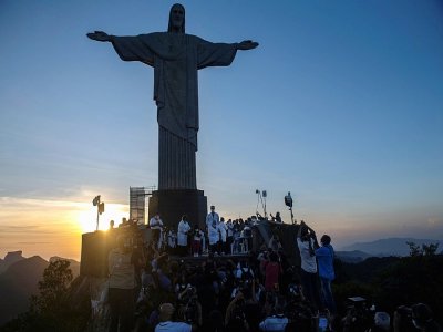Premières injections du vaccin contre le Covid-19 au Brésil, devant la statue du Christ Rédempteur qui domine Rio de Janeiro, le 18 janvier 2021 - MAURO PIMENTEL [MAURO PIMENTEL/AFP]