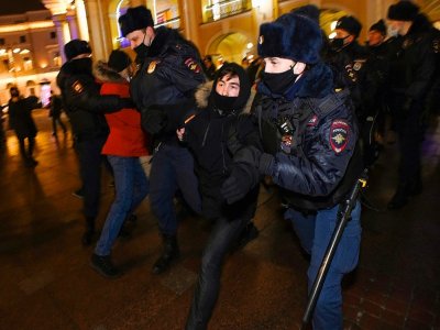 Des policiers arrêtent un partisan de l'opposant russe Alexeï Navalny, le 18 janvier 2021 à Saint-Pétersbourg - Olga MALTSEVA [AFP]