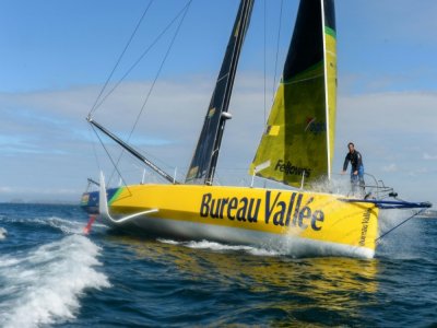 Le skipper français Louis Burton, à bord de son monocoque "Bureau Vallée", le 16 juillet 2020 au large de Saint-Malo - JEAN-FRANCOIS MONIER [AFP/Archives]