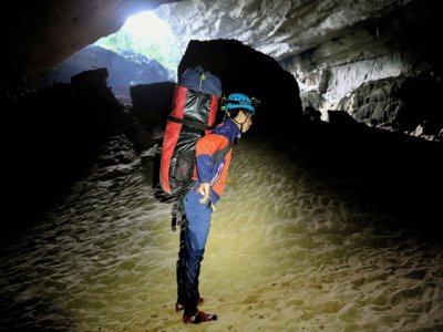 Le 16 janvier, le porteur vietnamien Ho Minh Phuc dans la grotte de Son Doong - Nhac NGUYEN [AFP]