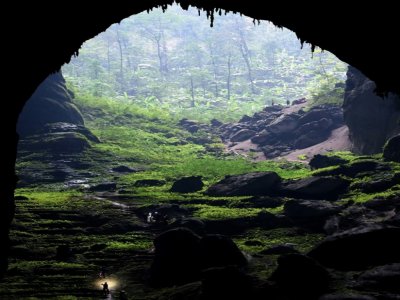Le 18 janvier 2021, des visiteurs dans la grotte de Son Doong au Vietnam, qui s'élève par endroits à 200 mètres de haut - Nhac NGUYEN [AFP]