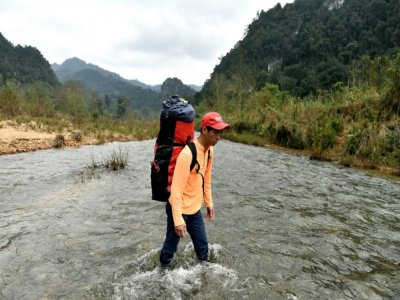 Le 16 janvier 2021, le porteur Ho Minh Phuc en route vers la grotte de Son Doong, province de Quang Binh au Vietnam - Nhac NGUYEN [AFP]