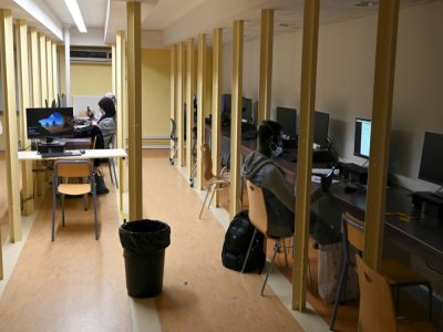 Des étudiants viennent suivre des cours en ligne dans une pièce mise à disposition à l'université d'Aix-Marseille, le 19 novembre 2020 - NICOLAS TUCAT [AFP/Archives]