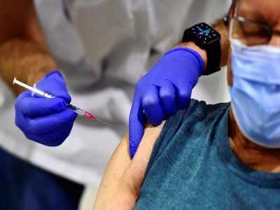 Une personne se fait vacciner contre le Covid à Toulouse le 20 janvier 2021 - GEORGES GOBET [AFP]