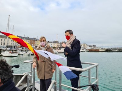 Marie-Agnès Poussier-Winsbck, maire de Fécamp, et Nicolas Langlois, maire de Dieppe, à la réception du bateau école à Fécamp.