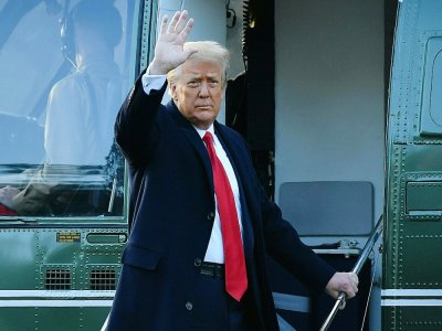 Le président américain Donald Trump quitte la Maison Blanche à bord de l'hélicoptère présidentiel Marine One à quelques heures de la fin de son mandat, le 20 janvier 2021 - MANDEL NGAN [AFP]
