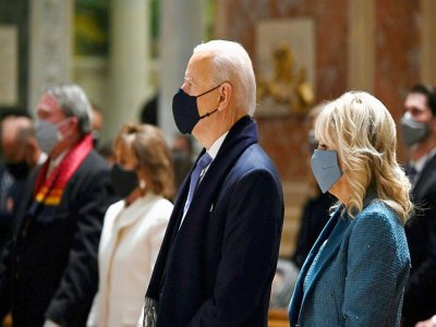 Joe Biden et son épouse Jill célèbrent la messe à Washington, mercredi 20 janvier - JIM WATSON [AFP]