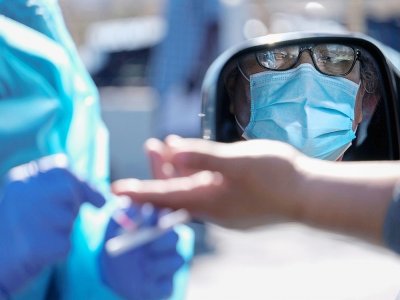 Le masque chirurgical n'a pas pour objectif premier de protéger son porteur, mais d'empêcher qu'il contamine son entourage - RINGO CHIU [AFP/Archives]