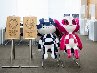 Miraitowa (g) et Someity (d), les mascottes des Jeux olympiques et paralympiques de Tokyo 2020, au bureau du Comité d'organisation des Jeux olympiques et paralympiques de Tokyo, le 19 janvier 2021 - Philip FONG [AFP/Archives]