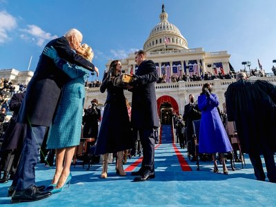 Le président américain Joe Biden embrasse sa femme Jill après avoir prêté serment le 20 janvier 2021 à Washington - Andrew Harnik [POOL/AFP]