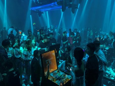 Des clients dans un night-club à Wuhan, le 21 janvier 2021 - Hector RETAMAL [AFP]