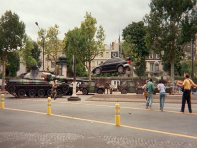 Un cascadeur de l'équipe Rémy Julienne effectue un saut en 1999 lors du tournage d'une scène du film "Taxi 2" - SKRULAFF [AFP/Archives]