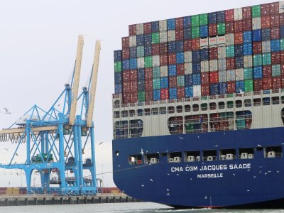Avec une capacité de 23 000 équivalent vingt pieds (EVP), le Jacques Saadé est le plus gros porte-conteneurs au monde propulsé au GNL.